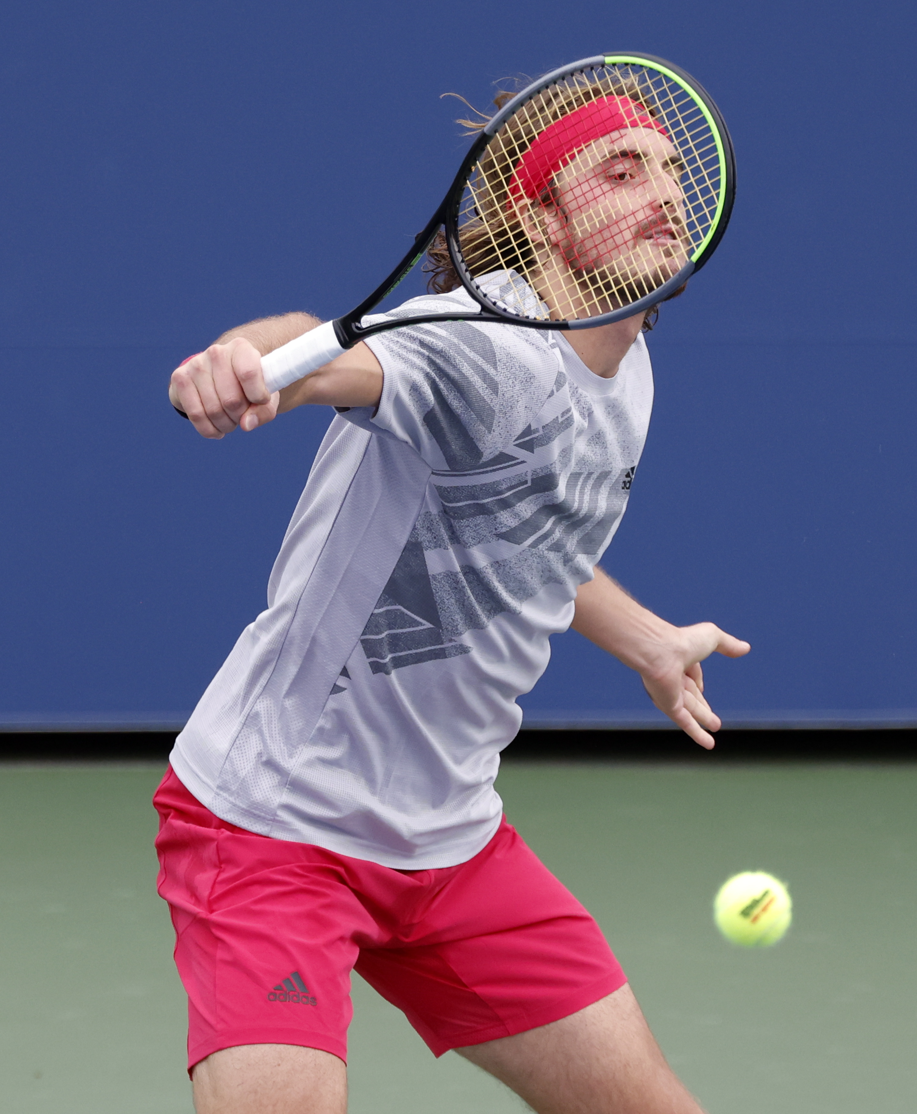 西班牙网球队血洗美国网球队，西西帕斯高光表现的简单介绍