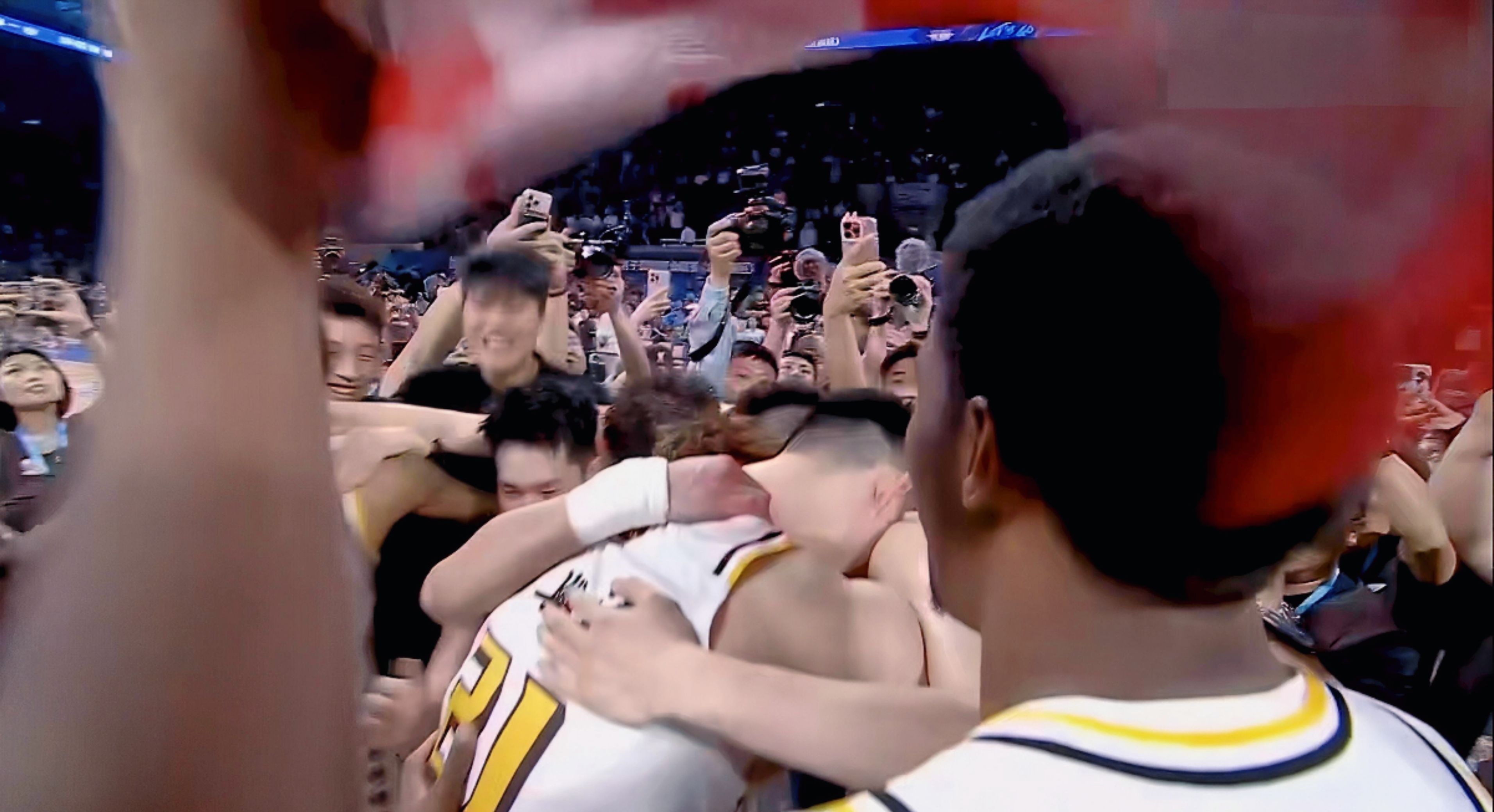 冠军争夺战激烈进行，球迷狂热呐喊助威