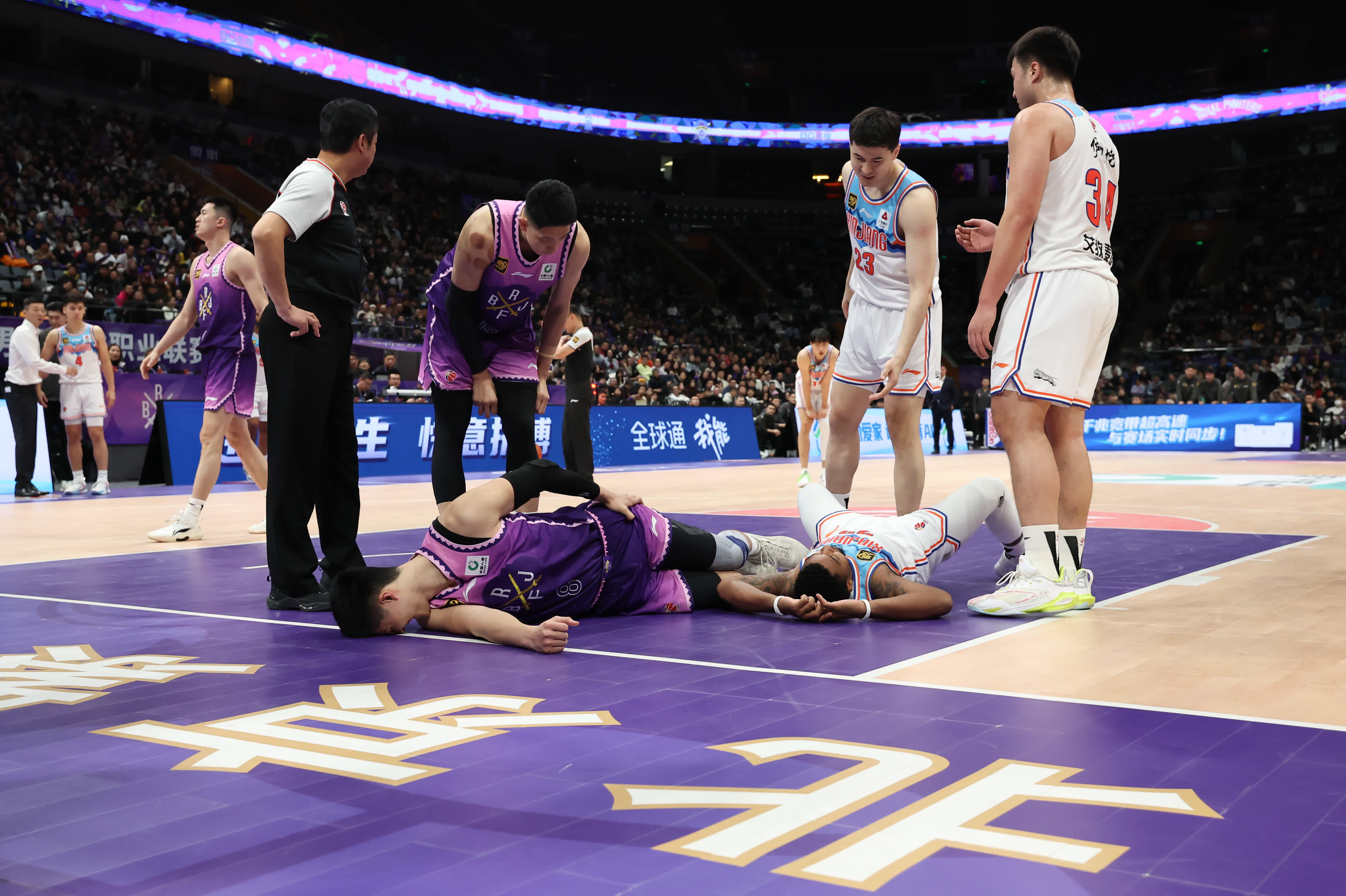 包含球队关键比赛训练全力备战，冲击榜首的词条