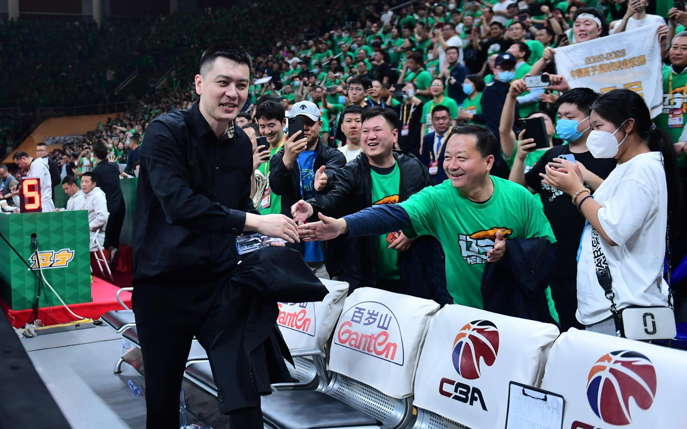 山东男篮全队发挥稳定,连战连捷 山东男篮全队发挥稳定,连战连捷